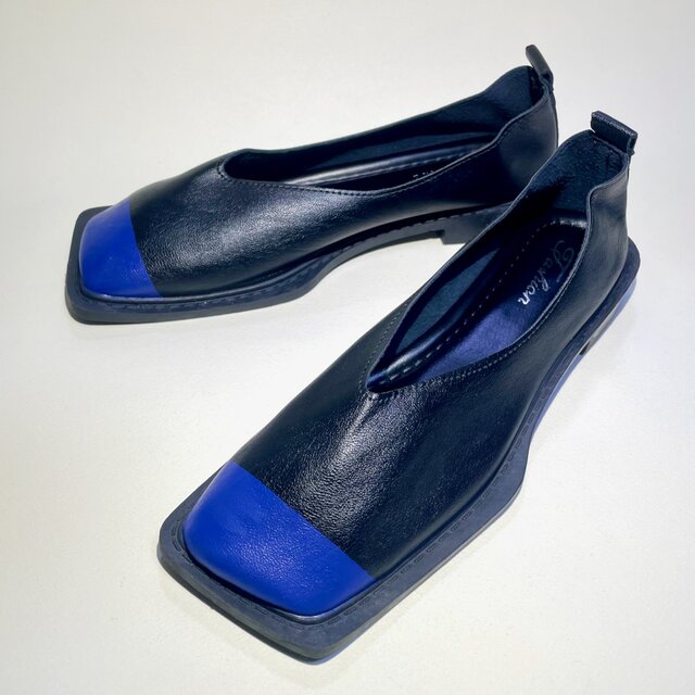 スクエアトゥが個性的♫ モードなバイカラー合皮フラットシューズ (ブラックxマットネイビー) 22.5cm〜25.0cm