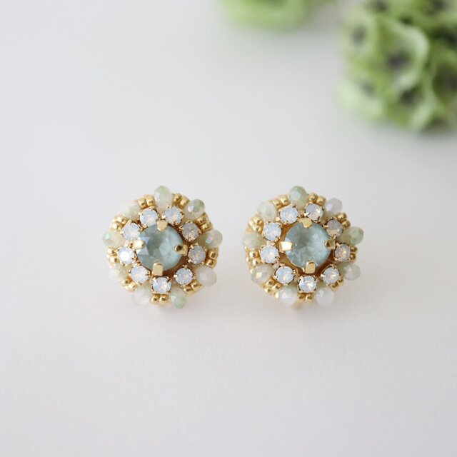クリスタルビジュー刺繍イヤリング(ペールグリーン)／誕生日・プレゼントにも