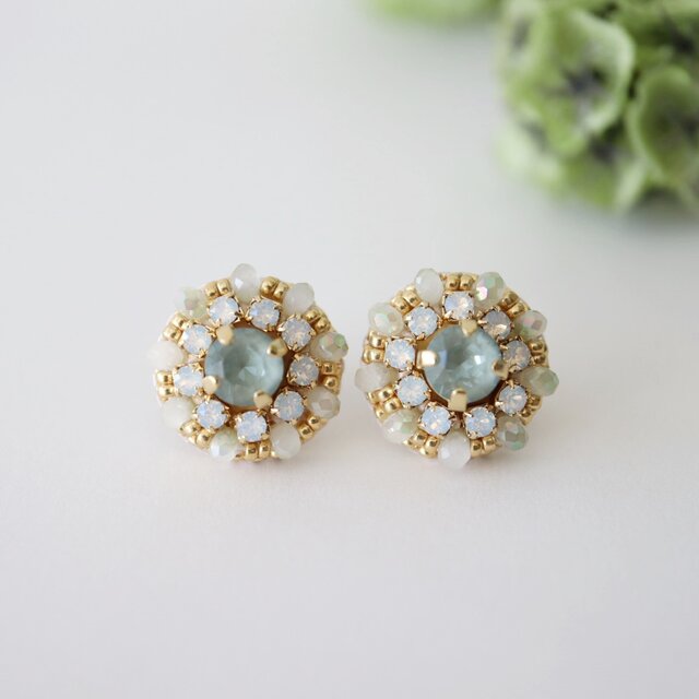 クリスタルビジュー刺繍ピアス(ペールグリーン)／誕生日・プレゼントにも
