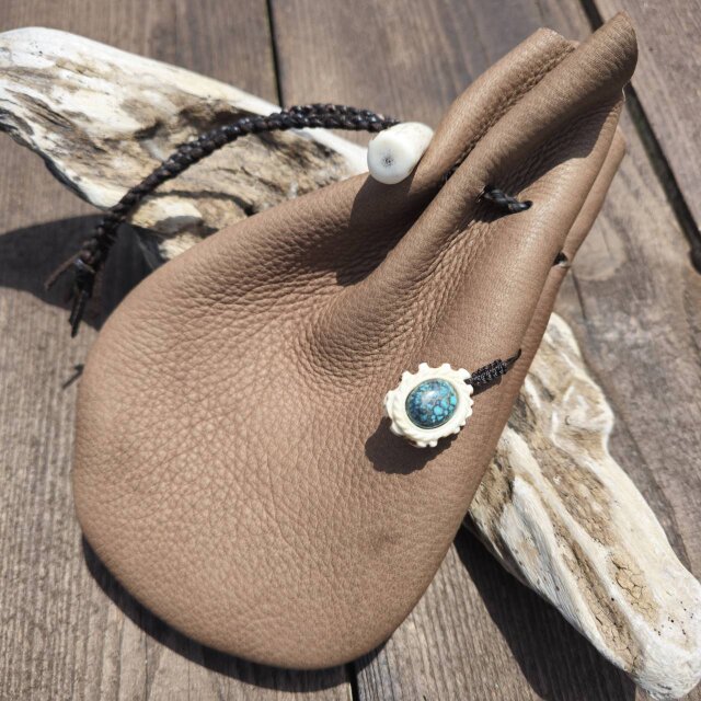 鹿革の巾着 クラウドマウンテンターコイズのチャーム