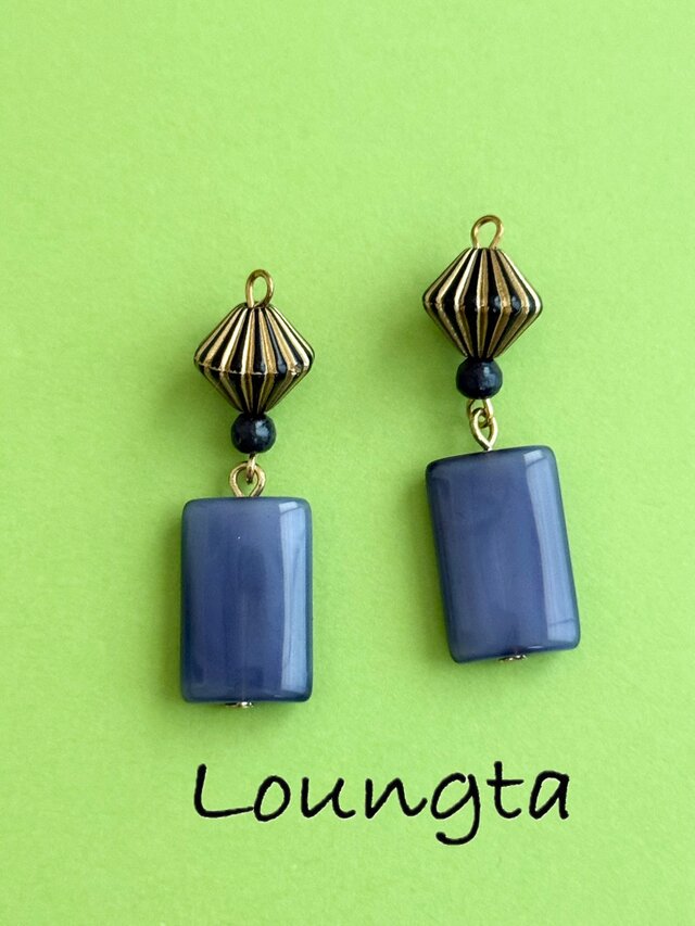 送料無料‼️チェコビーズピアス アンティークブルー ブラック 個性派ピアス 夏ピアス 1年中使えるピアス 樹脂ピアス