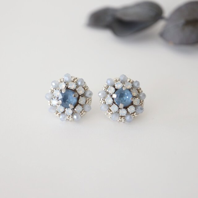 クリスタルビジュー刺繍ピアス(ペールブルー)／誕生日・プレゼントにも