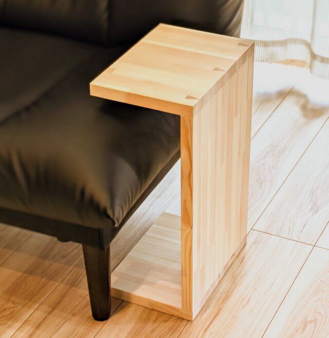 寄り添うサイドテーブル