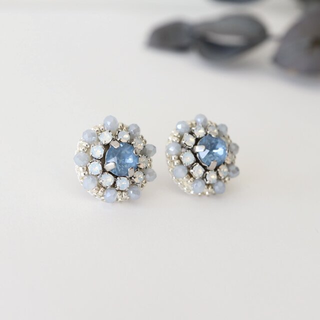 クリスタルビジュー刺繍イヤリング(ペールブルー)／誕生日・プレゼントにも