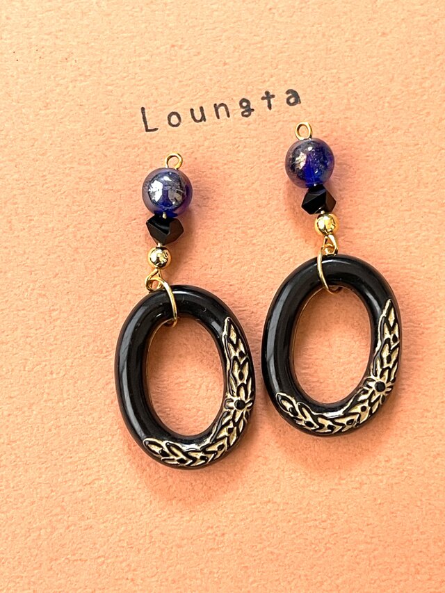 ブルーとブラックの大ぶりピアス ガラスビーズとアクリルビーズ エスニックピアス 樹脂ピアス 夏ピアス