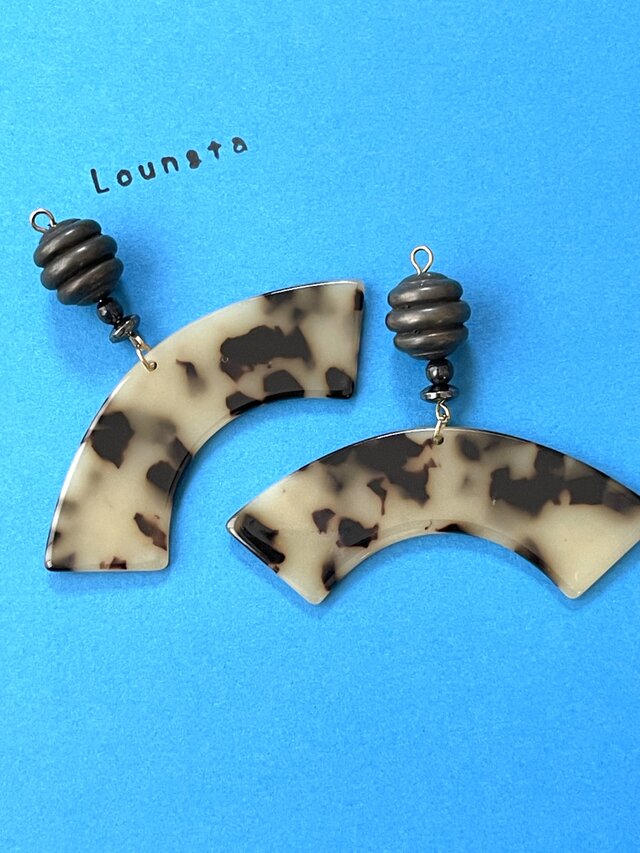 超個性派ピアス ヴィンテージグレーとべっ甲チャームの大ぶりピアス 樹脂ピアス