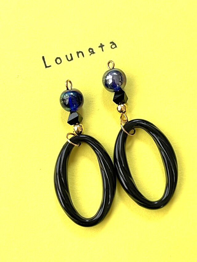 ブルーとブラックの大ぶりピアガラスビーズとアクリルチャーム 樹脂ピアス 夏ピアス 大ぶりピアス