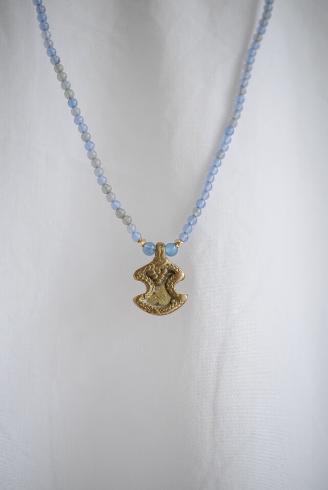 小さな色のコントラストⅡ -ブルーメノウのネックレス