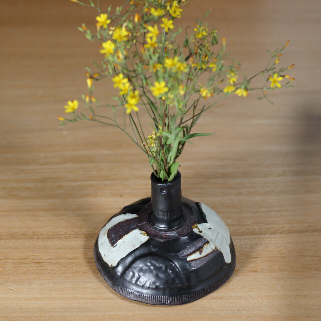 陶器 【黒釉 塗り分け一輪指し】kb102