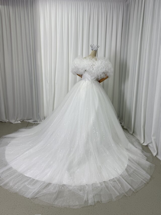 上品なウェディングドレス、キラキラ 高貴 プリンセスライン ウエディングドレス キラキラ ビジュー