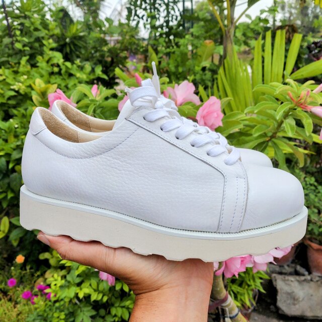 que shoes プレーン Lサイズ　白　日本製　本革 TOSS 日本製 レザー スニーカー レディース 本革 厚底 黒 白 靴