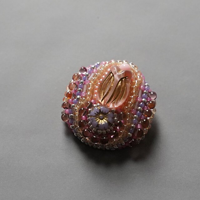 とても軽いおしゃべりなブローチ46 ビーズ刺繍のブローチ　ピンク　クリア　チューリップ　フラワー　一点もの