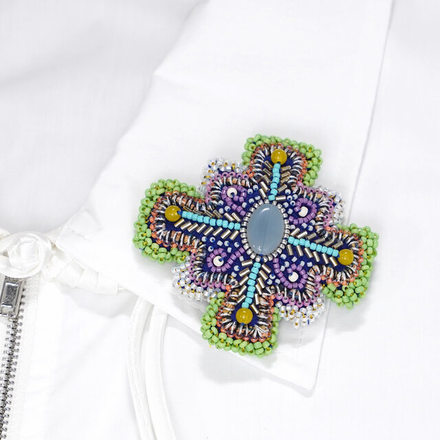 変形クロスのブローチ 3　ビーズ刺繍　一点もの　カラフル