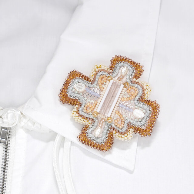 変形クロスのブローチ 6　ビーズ刺繍　一点もの　カラフル 　ピンク　オレンジ　サテン