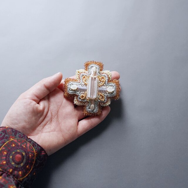 変形クロスのブローチ 6 ビーズ刺繍 一点もの カラフル ピンク