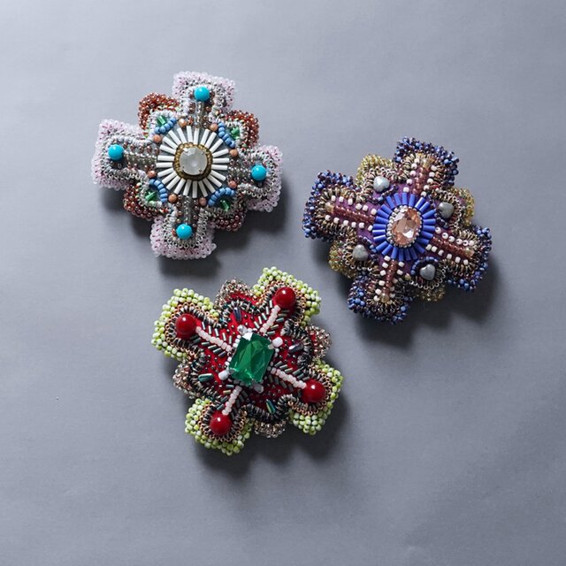 ビーズ刺繍ブローチ7点 変形クロスのブローチ 7 ビーズ刺繍 一点もの