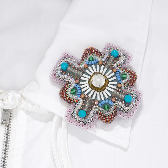 変形クロスのブローチ 9　ビーズ刺繍　一点もの　グリーン　ホワイト　グレー　ブルー　おおぶり　クリスマス　ビジュー