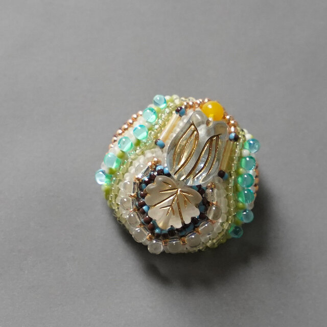 とても軽いおしゃべりなブローチ50 ビーズ刺繍のブローチ　カラフル　クリア　ブルー　フラワー　一点もの