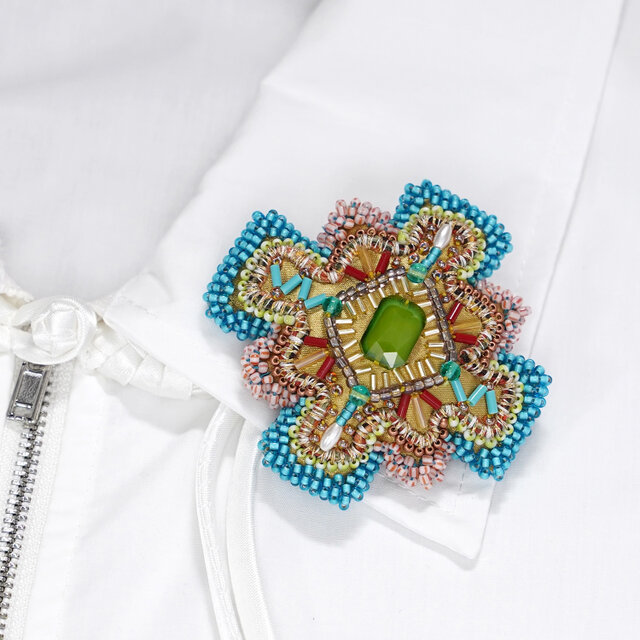 変形クロスのブローチ 10　ビーズ刺繍　一点もの　イエロー　グリーン　ブルー　おおぶり　クリスマス　サテン