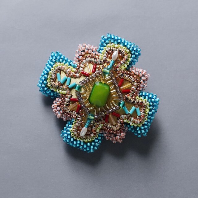 変形クロスのブローチ 10 ビーズ刺繍 一点もの イエロー グリーン