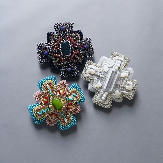 変形クロスのブローチ 10 ビーズ刺繍 一点もの イエロー グリーン