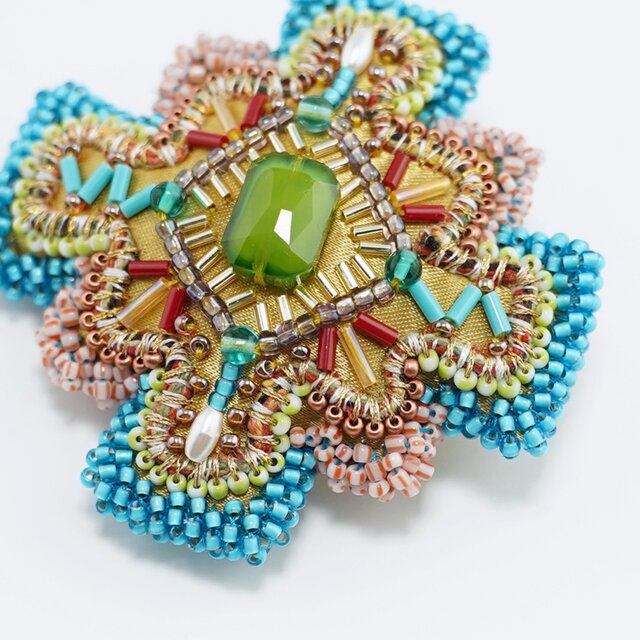 no.147 唐草彫刻のCrystalと艶消し水晶のビーズ刺繍 変形クロスのブローチ 10 ビーズ刺繍 一点もの イエロー グリーン