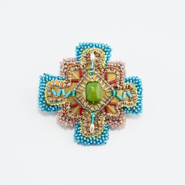 no.147 唐草彫刻のCrystalと艶消し水晶のビーズ刺繍 変形クロスのブローチ 10 ビーズ刺繍 一点もの イエロー グリーン