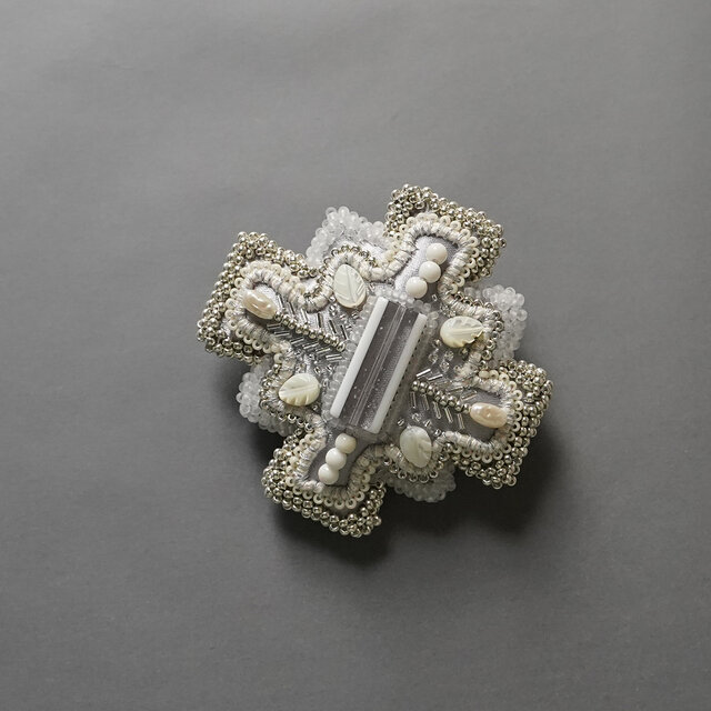 変形クロスのブローチ 11　ビーズ刺繍　一点もの　グレー　ホワイト　シルバー　おおぶり　クリスマス　サテン