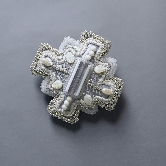 変形クロスのブローチ 11 ビーズ刺繍 一点もの グレー ホワイト