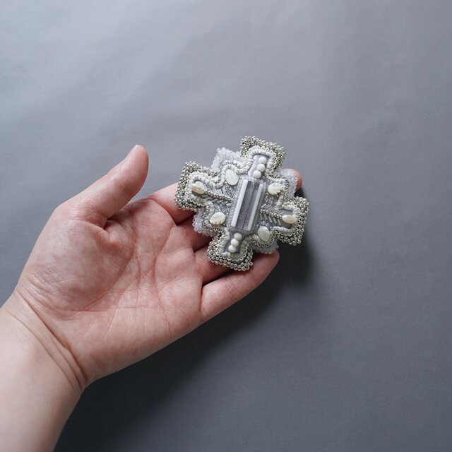変形クロスのブローチ 11 ビーズ刺繍 一点もの グレー ホワイト