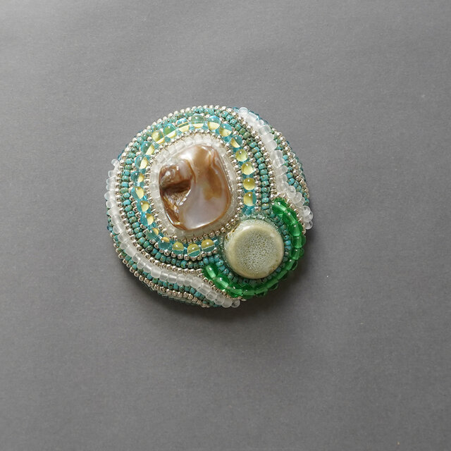 おしゃべりなブローチ おおぶり 9 ビーズ刺繍のブローチ　グリーン　シェル　カラフル　個性的　一点もの　クリスマス