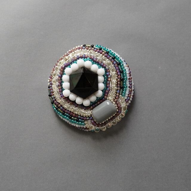 おしゃべりなブローチ おおぶり 10 ビーズ刺繍のブローチ　ブラック　グレー　カラフル　個性的　一点もの　クリスマス