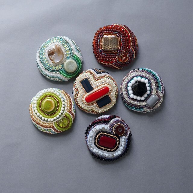 おしゃべりなブローチ おおぶり 10 ビーズ刺繍のブローチ ブラック