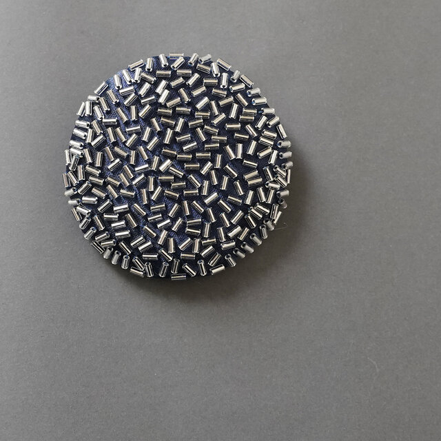ブローチ ばらまく　1　おおぶり ビーズ刺繍のブローチ　ネイビー　シルバー　カラフル　個性的　一点もの　クリスマス