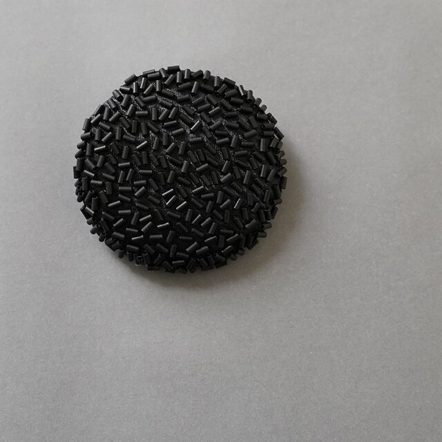ブローチ ばらまく　6　おおぶり ビーズ刺繍のブローチ　ブラック　マット　個性的　一点もの　クリスマス