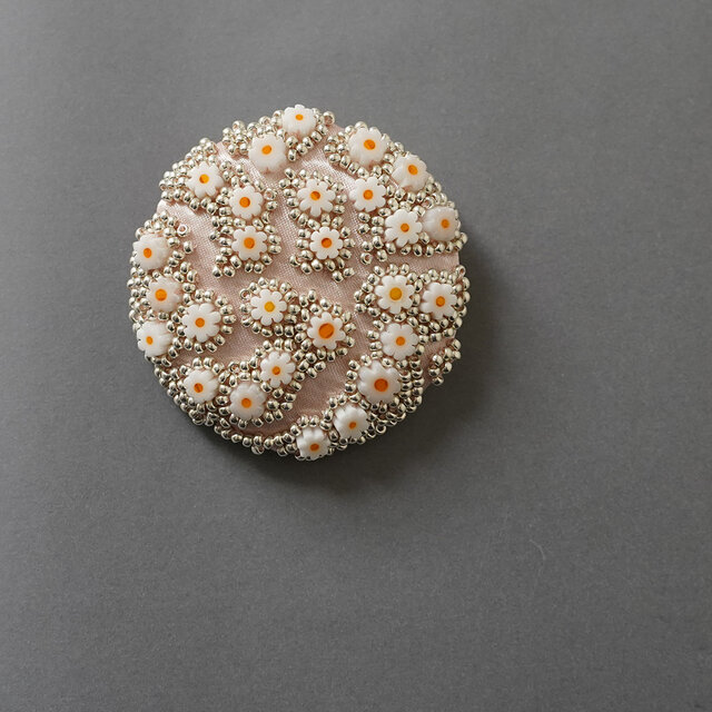 ブローチ クラック　1　おおぶり ビーズ刺繍のブローチ　シルバー　ピンク　フラワー　個性的　一点もの　クリスマス