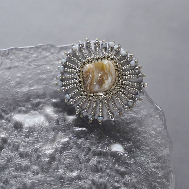 ビーズ刺繍のブローチ　シルバー　サテン　シェル　個性的　一点もの　母の日　クリスマス