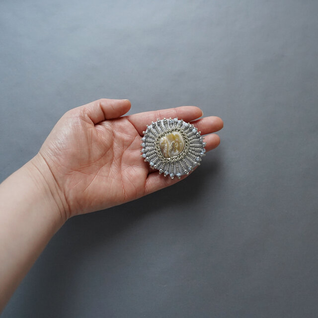 ビーズ刺繍のブローチ シルバー サテン シェル 個性的 一点もの 母の日