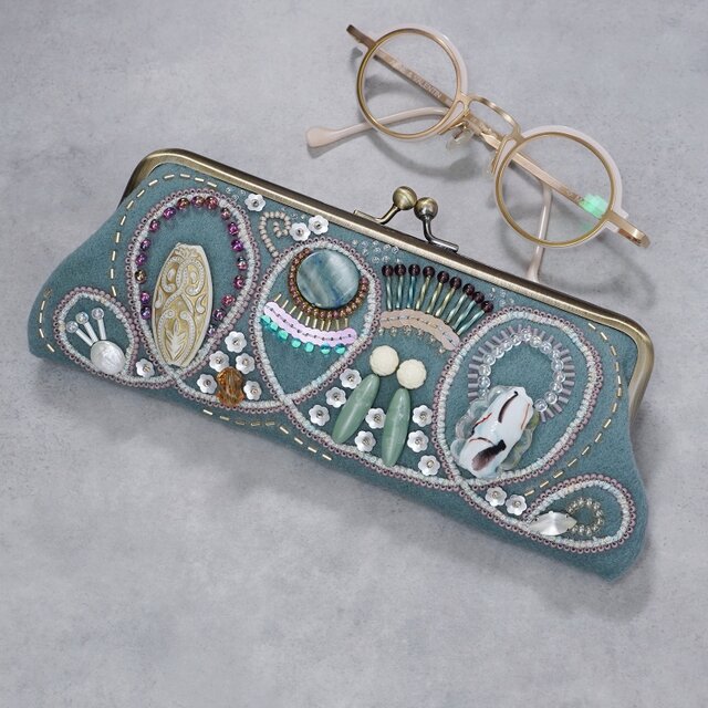 眼鏡ケースにも　ビーズ刺繍のペンケースがま口 10　くすみグリーン　一点もの　送料無料　敬老の日　母の日　ギフト