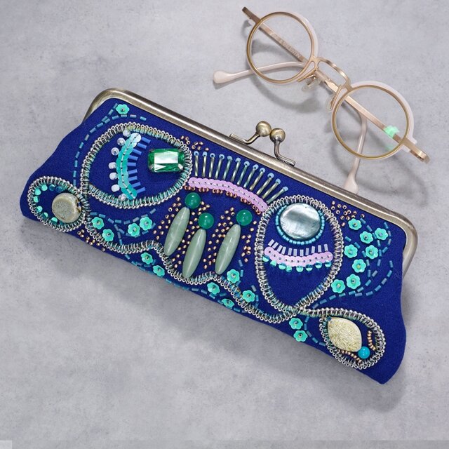 眼鏡ケースにも　ビーズ刺繍のペンケースがま口 18　ブルー　一点もの　送料無料　クリスマス　母の日　ギフト