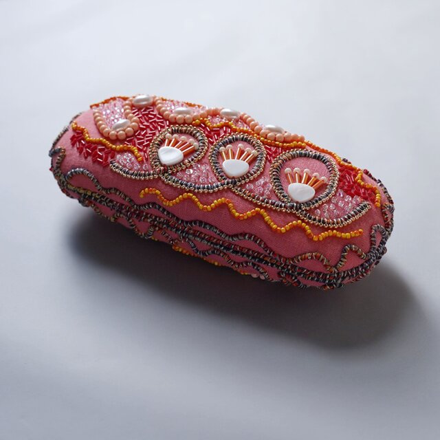 ビーズ刺繍の眼鏡ケース　ハードケース　両面刺繍　サーモンピンク　ガーゼ