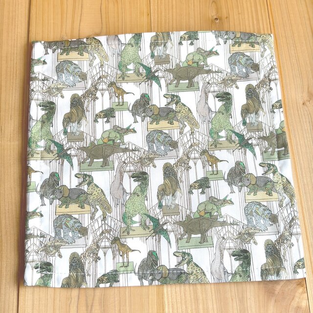 リバティ　タナローン　ガーゼハンカチ　＜クラウス・ロアーズ・アンド・ダイナソーズ＞