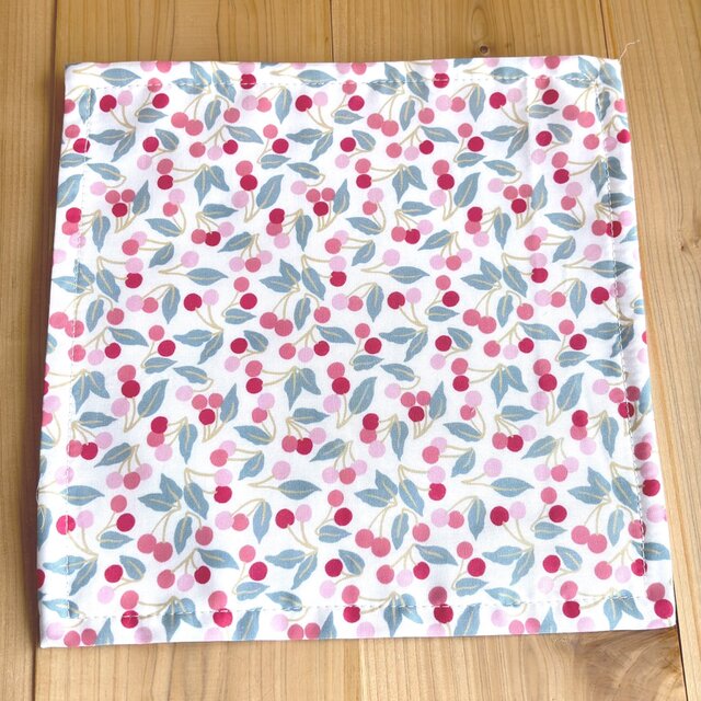 リバティ　タナローン　ガーゼハンカチ　＜Cherry Drop＞(チェリードロップ)