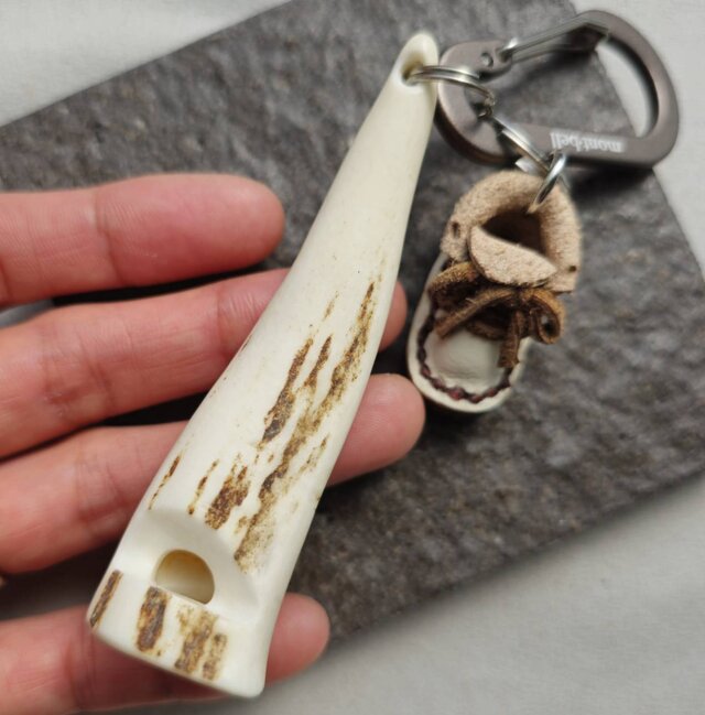 鹿の角笛 牛革のミニチュアブーツキーホルダー | iichi 日々の
