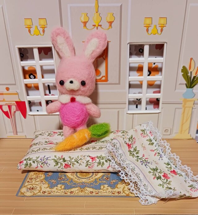 小さなイエロー×ピンクうさぎちゃん 羊毛フェルちいさなうさぎちゃん布団・ニンジン付き 固め作り | iichi