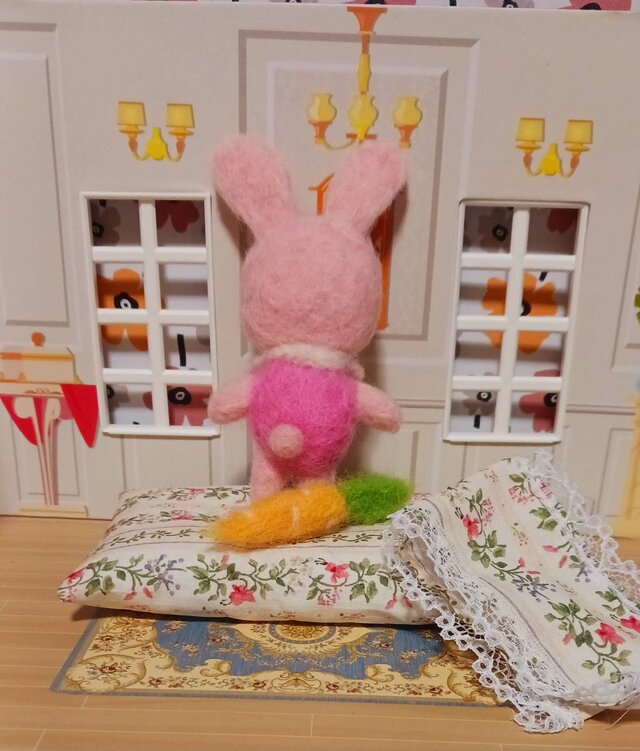 小さなイエロー×ピンクうさぎちゃん 羊毛フェルちいさなうさぎちゃん布団・ニンジン付き 固め作り | iichi
