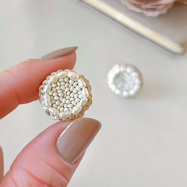 アクセサリー 【専用】ビーズ刺繍ピアス* キイロ刺繍まぁるいピアスに