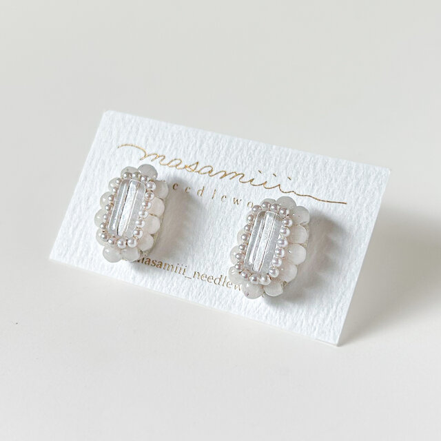 透明ヴィンテージビーズとパールのホワイトカラー ビーズ刺繍