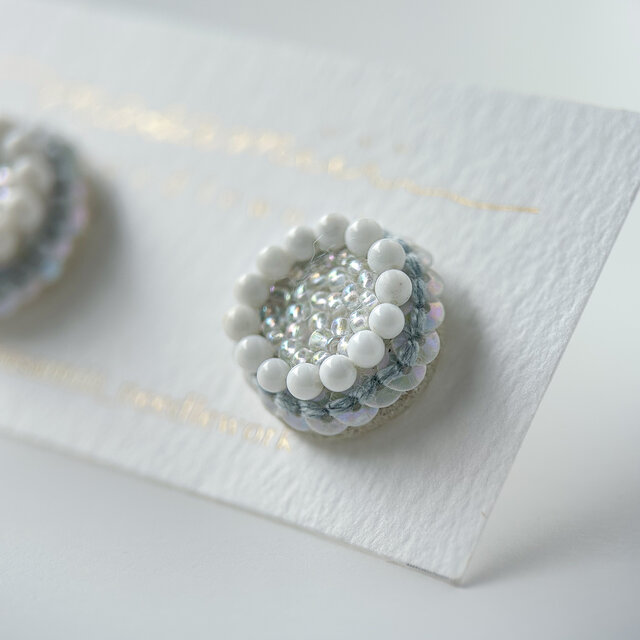 天然石(オニキス)とスパンコールのお花 ビーズ刺繍ピアス/イヤリング