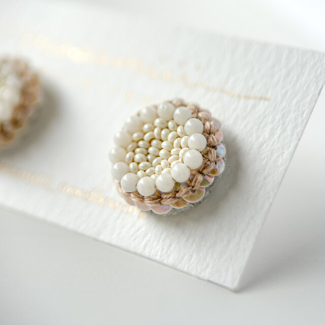 天然石(珊瑚)とスパンコールのお花 ビーズ刺繍ピアス/イヤリング